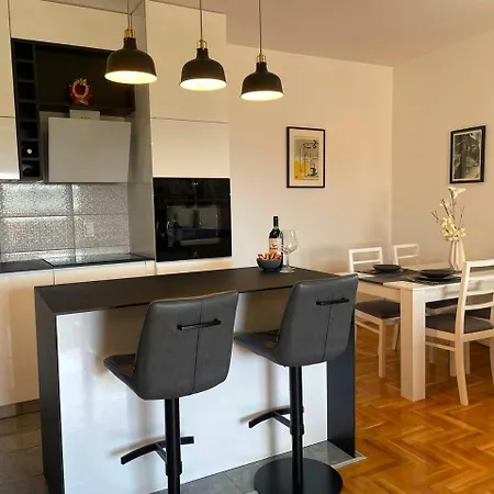 Apartman Osmeh Na Dlanu דירה